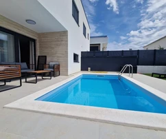Vir, bellissima villa moderna con piscina nel centro della città, posizione eccellente, 450 m dal mare