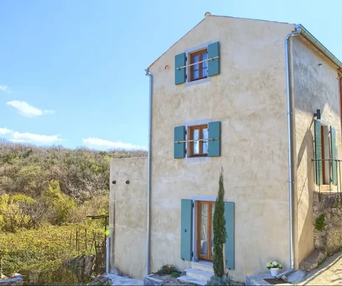 SEMI-DETACHED HOUSE WITH SPACIOUS GARDEN, IN A QUIET LOCATION!