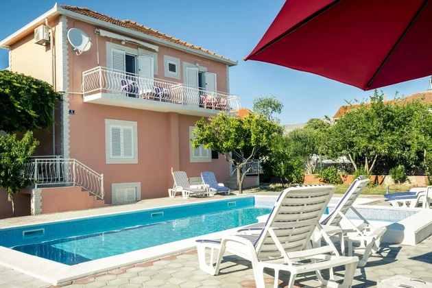 Maison à vendre dans le centre d'Orebić avec piscine en Croatie