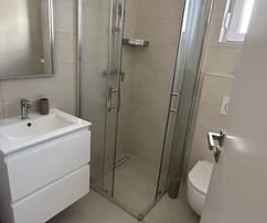 Appartamento di lusso con tre camere a Ugljan con giardino, piscina comune e cucina estiva