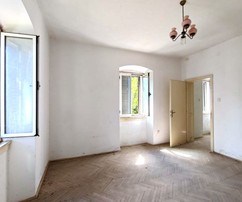 Casa in pietra di Brac da ristrutturare con vista mare e ampio terreno