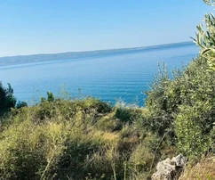 Podstrana, sv. Martin, stavební pozemek 20 m od moře, nad dálnicí