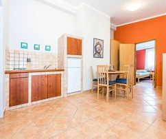Dwukondygnacyjny dom z apartamentami na sprzedaż w okolicach Szybenika w Chorwacji