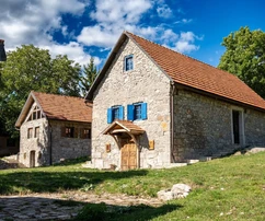 Lika, Plitvické jazerá, oplotený areál s rozlohou 40 000 m² s 11 domami, výnimočne vzácna investícia