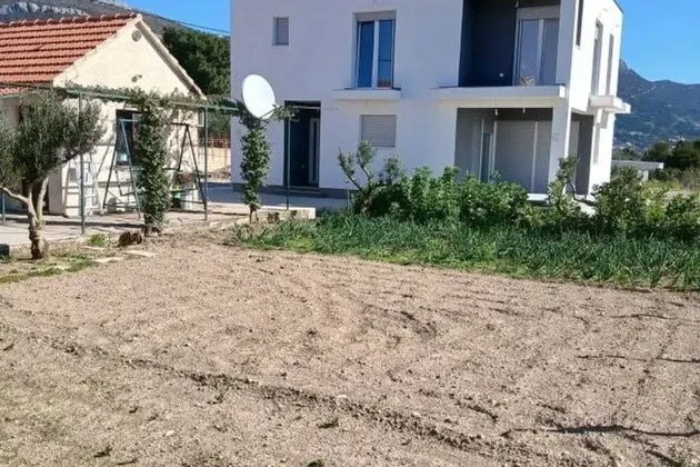 K. Novi, Rudine, Einfamilienhaus mit Nebengebäude. Gebäude und Garten 550 m2