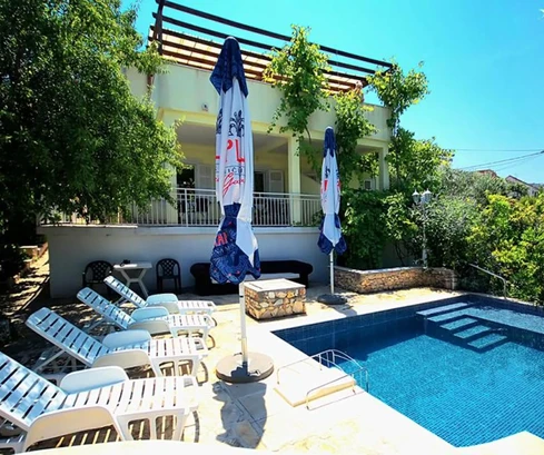 Maison à vendre à Sutivan avec piscine et jardin en Croatie