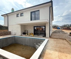 NEUES DOPPELHAUSHÄLFTE MIT SCHWIMMBAD UND GARTEN, IN RUHIGER LAGE!