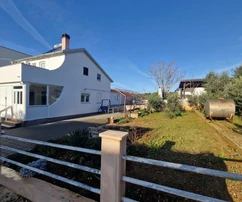 Vir, maison avec deux appartements séparés et un grand jardin - à 150 m de la mer