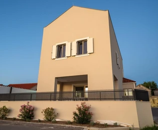 Casa fronte mare con piscina in vendita a Nona in Croazia