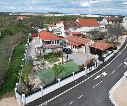 Charmantes Einfamilienhaus mit Pool steht zum Verkauf