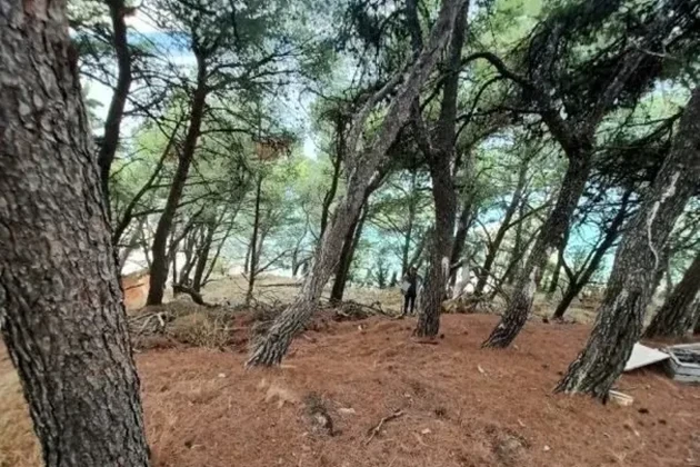 Dugi Rat, terrain constructible de 1160 m2, en première ligne face à la mer avec vue