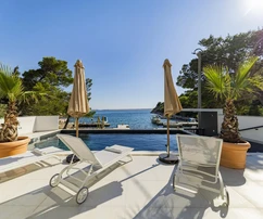 Barić Draga, Exclusive villa in the first row to the sea with a pier and a boat slipway