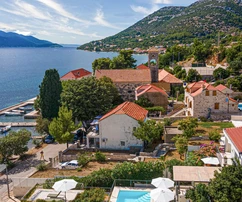 Pelješac, Viganj, casa con piscina e garage sul mare