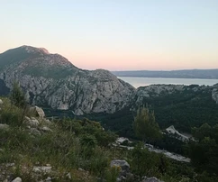 Omiš, Gata, terrain constructible de 2000 m2 avec une belle vue