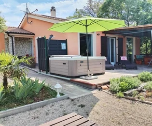 CASA ATTRAENTE CON GRANDE GIARDINO, IN UNA ZONA TRANQUILLA!