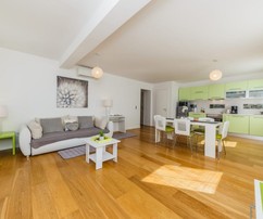 Impresionante apartamento de dos dormitorios junto al mar en Kastela