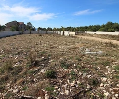 Terreno edificabile (necessaria la preparazione del piano UPU) lato sud di Vir