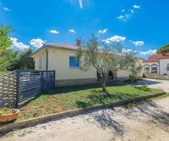Casa indipendente con piscina in vendita a Dignano in Croazia