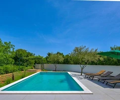 Istrien, Krnica, charmantes Haus mit Pool in ruhiger Wohngegend