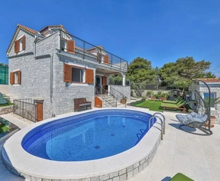 Drvenik Mali, vila s bazénem a dvěma vedlejšími budovami, v první řadě u moře