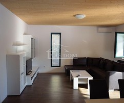 Tribunjban, a strand közelében ház eladó