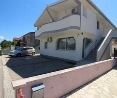 Piano terra di una casa con parte del cortile, lato sud, 400 metri dal mare