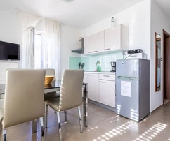 Freistehendes Haus mit mehreren Wohnungen auf der Insel Brač in Bol zu verkaufen in Kroatien