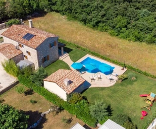 Bellissima villa in pietra con ampio giardino e vista sulla foresta, Svetvinčenat, Istria
