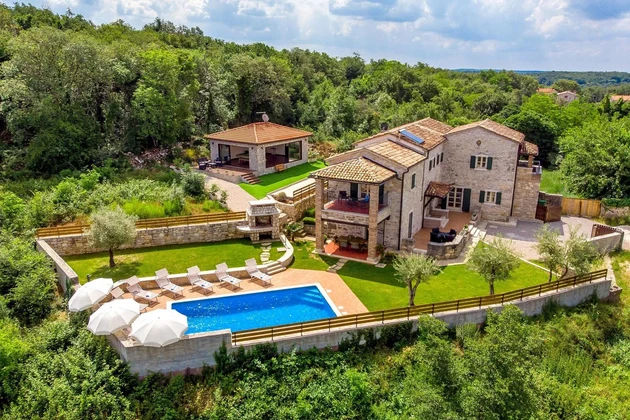Istrian stone villa with pool for sale in Tinjan in Croatia