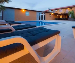Residenza sul mare a Banjole, Istria: ampia casa con piscina e garage