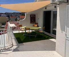 Vodice - namješten trosoban stan s pogledom na more, 300 m od centra