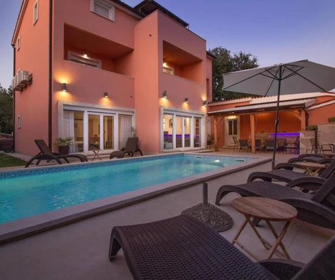 Casa espaciosa con piscina en venta en Medulin, Croacia