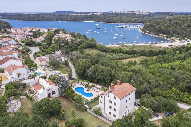 Maison avec appartements et piscine à vendre à Medulin en Croatie