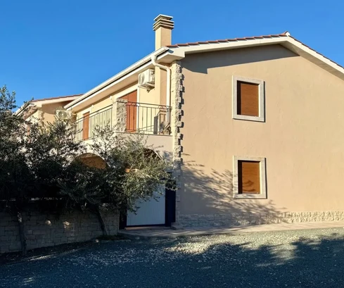 ATTRAKTIVES DOPPELHAUS MIT POOL UND MEERBLICK IN RUHIGER LAGE!