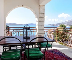 Maison spacieuse à vendre près de la plage d'Okrug en Croatie