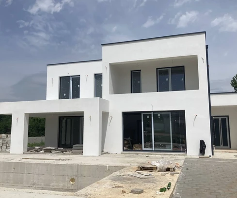 Nově postavená vila s bazénem na prodej v Istrii v Chorvatsku