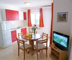 V Rogoznici sa nachádza priestranný apartmánový dom len 80 metrov od pláže