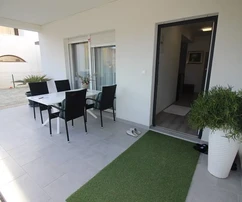 Ground floor apartment with auxiliary building