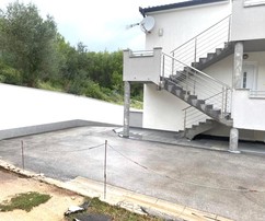 Kameralny dom apartamentowy z pięcioma mieszkaniami na Čiovo z widokiem na morze