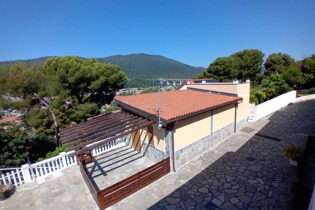 Impresionante piso de dos habitaciones con vistas al mar, dos terrazas y jardín privado en la ladera inferior en Andora.