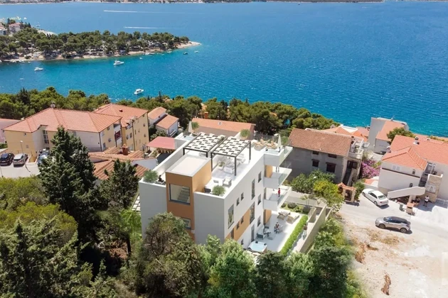 Trogir, Čiovo, 2 hálószobás lakás 85 m2 + kert 63,4 m2, 150 m-re a tengertől, új építés