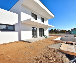 Vodice - NOVOGRADNJA S2 kuća s bazenom, garažom, 800 m od plaže