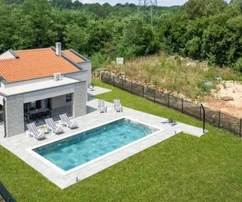Istria, Labin, Casa contemporánea con piscina rodeada de naturaleza