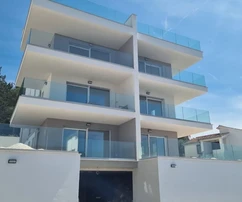 Trogir, Čiovo, 2pokojový penthouse 72 m2 + střešní terasa 74 m2, výhled na moře