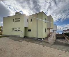 Villa moderna con apartamentos en venta que ofrecen vistas al mar en Croacia