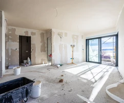 Omiš, két hálószobás lakás a harmadik emeleten, a tengertől számított második sorban