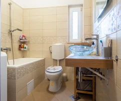 Dvojgeneračný dom na predaj neďaleko mora v Kašteloch v Chorvátsku