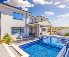 Villa exclusiva en un hermoso jardín a 300 m del mar, Medulin, ISTRIA