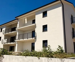 NUOVO APPARTAMENTO CON VISTA MARE, SUL BORDO DELLA ZONA VERDE!
