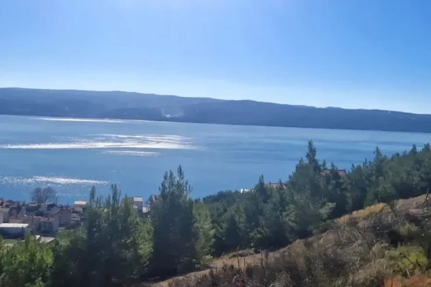 Dugi Rat, terreno edificabile di 617 m2, vista mare, a 600 m dalla spiaggia